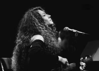 SENA ŞENER 18 yaşındaki şarkıcı Sena Şener, 9 yaşından beri elinden düşürmediği gitarıyla yorumcu, söz yazarı ve besteci kimliğini insanlarla paylaşıyor.