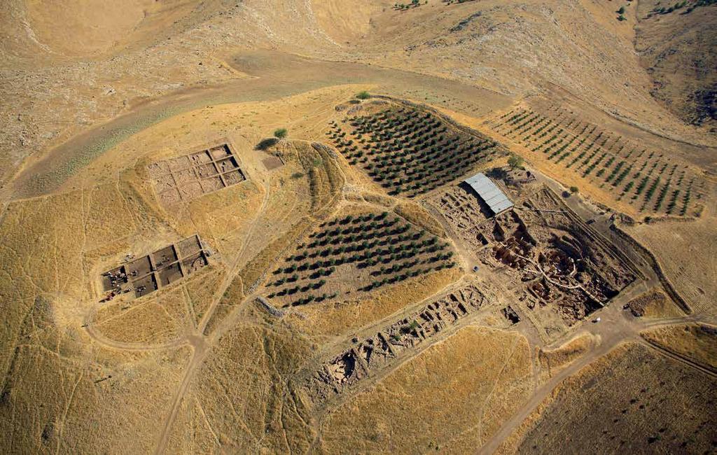 Göbekli Tepe nin Çanak Çömleksiz Neolitik B Döneminin anıtsal, dairesel mimarisine bir örnek olan D yapısı. DAI, N. Becker, Göbekli dikilitaşların çoğunun üzerinde hayvan kabartmaları yer alır.