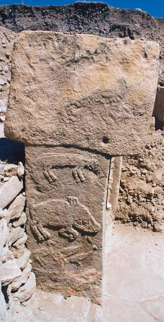 Göbekli Tepe deki anıtsal yapılar, çevredeki kireçtaşı düzlüklerinden kesilen megalitik bloklar ile inşa edilmiştir.