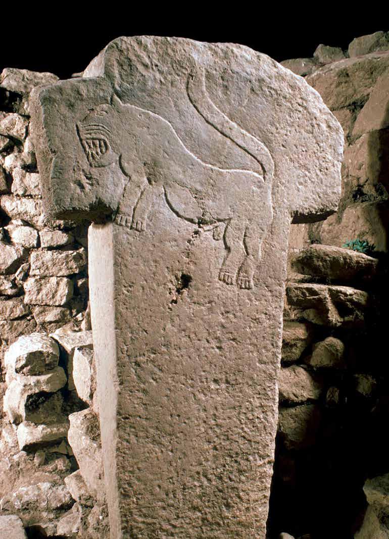 Göbekli Tepe deki Yılanlı Yapı denilen B yapısında bulunan merkez dikilitaş üzerinde üst üste sıralanmış üç hayvan betimlemesi yer alıyor.