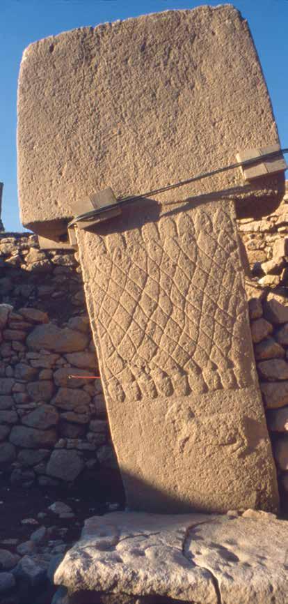 Johannes, Göbekli Göbekli Tepe de gömülere rastlanmasa da, çok sayıda özel eşya ortaya çıkartıldı. Bunlar arasında genellikle yeşil taştan yapılmış çok sayıda boncuk ve düğme bulunuyor. DAI, K.