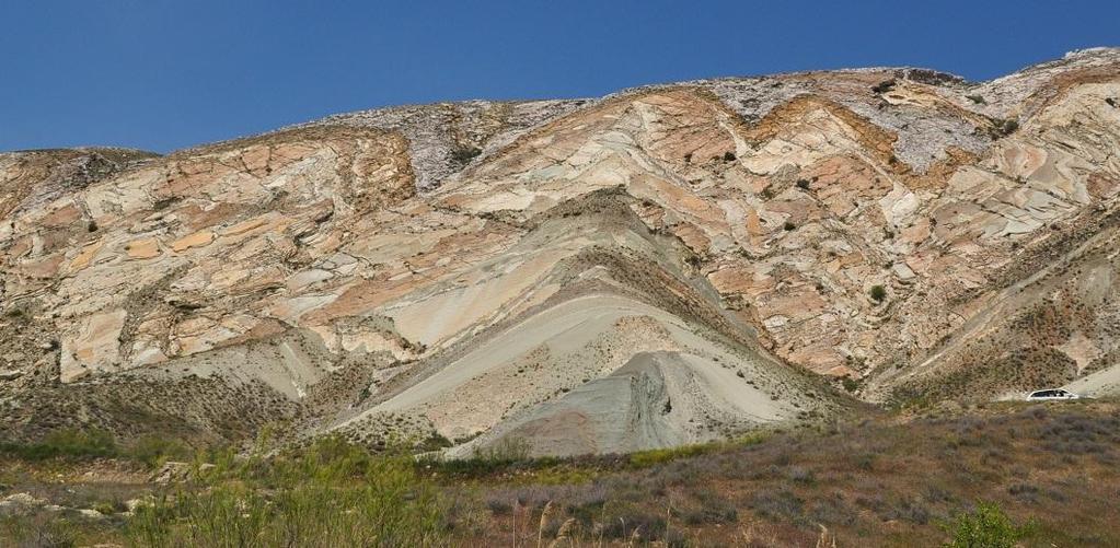 Gölün çevresindeki yamaçlar, çok farklı renklerde toprak