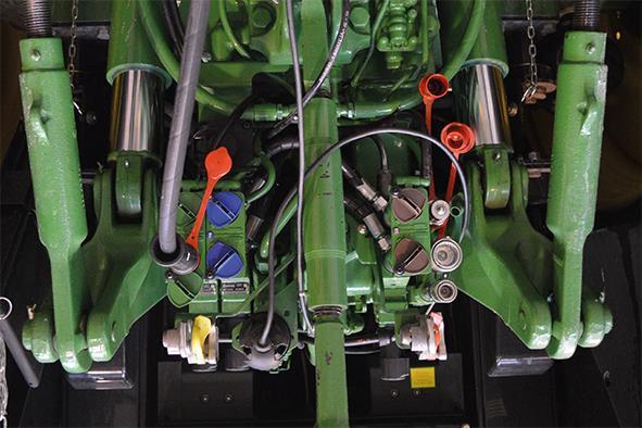 İşletmeye alma 8.3 Hidrolik hatlarının bağlanması UYARI! Hidrolik hortumlarının traktör hidroliğine bağlanması sırasında birbiriyle karıştırılması, fonksiyonların da karışmasına neden olur.