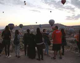 Geleneksel Türk kına gecesine de katılma fırsatı bulan öğrenciler, gündoğumu ve balonlar eşliğinde Kapadokya dokusunun keyfini çıkardı.