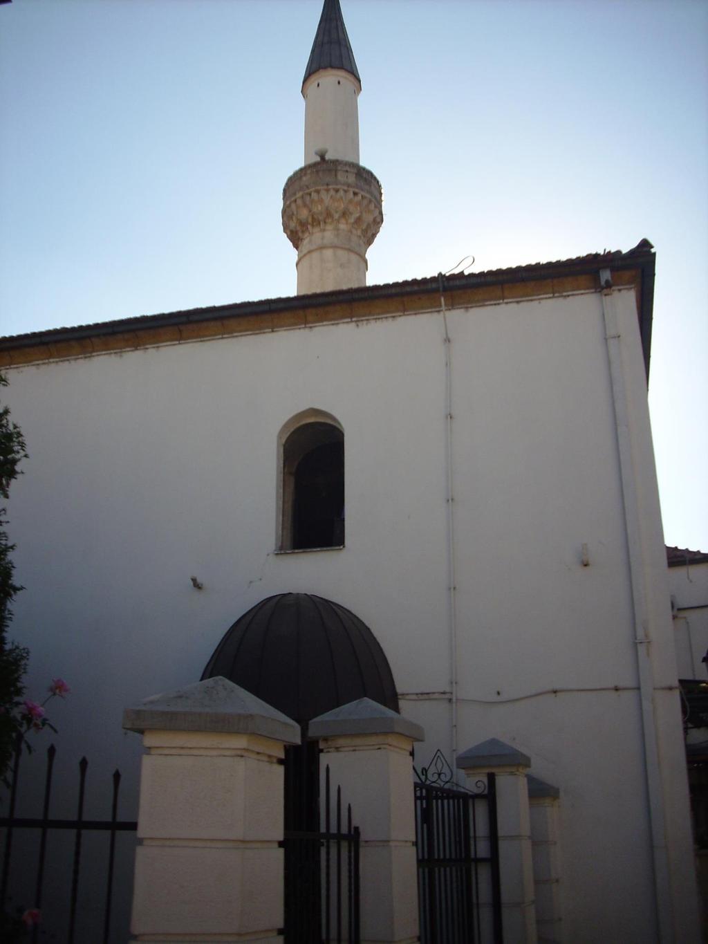 136 Resim 3.6. Murad PaĢa Cami (Ekim 2012) Murad PaĢa Camii, Ġbn ġahin Mahallesi nde bulunmaktadır.