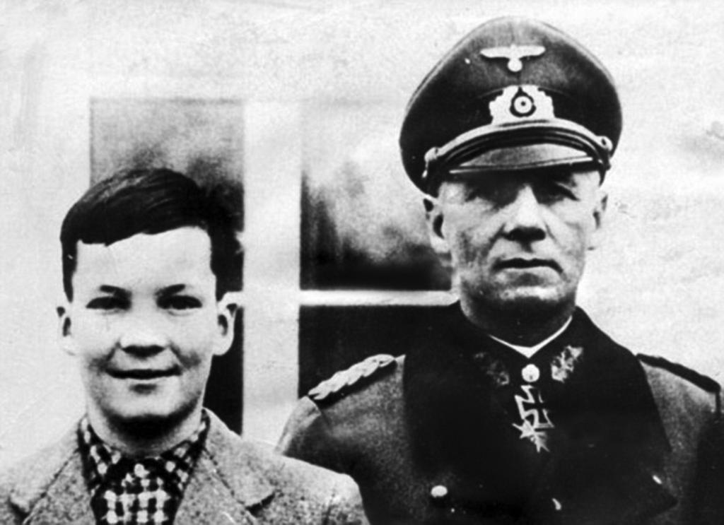 komplo hareketinin içinde buluverdi. Rommel in bu komplodan haberdar olmasının dahi imkânı yoktu ama Almanya nın yenilgisini kabullenen tavrı bile Führer in öfkesinden nasibini alması için yeterliydi.