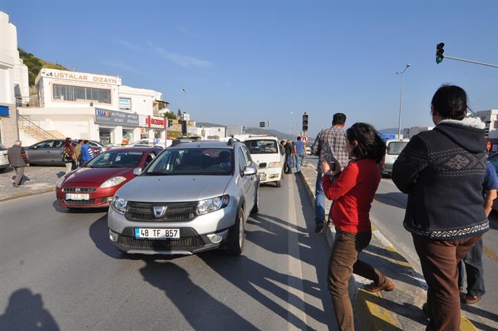 olmazken, araçlarda maddi hasar ve trafikte yoğunluk oluştu.