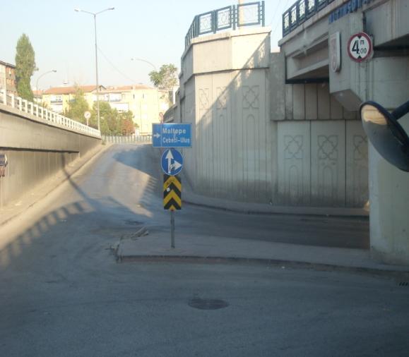 126 Yön levhalarının o bölgeyi çok iyi bilen insanlar tarafından yapılması, yanlıģ iģaretlemelerin yapılmasına neden olmaktadır.