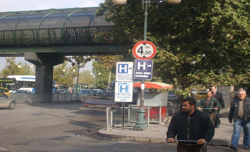 Bölgeye yabancı kiģilerde, bahsi geçen yerleri bölgede bulunan kiģilere sormak için sık sık yavaģlamakta veya durmaktadır.