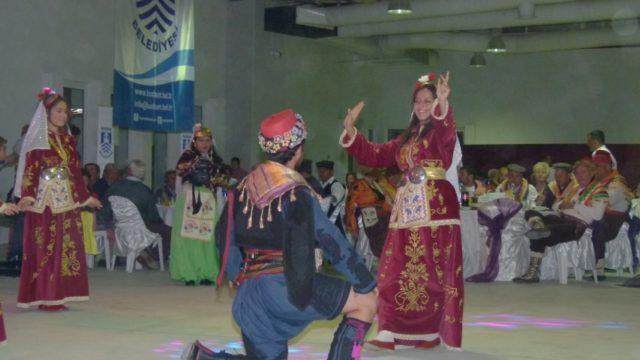 gelenek ve göreneklerimize sahip çıkarak aynı vatan, aynı bayrak altında kardeşçe yaşamayı hedefledik. dedi.