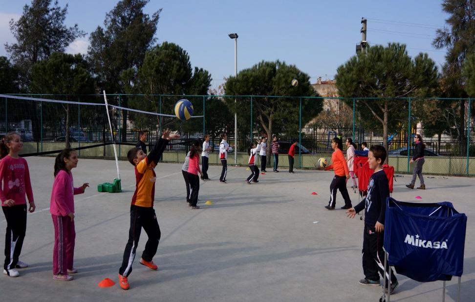 Öğretmenler, deney gruplarında öğrencilerin gelişim düzeylerine uygun görevler sunabilmiş, onlara voleybol oynayarak öğrenme imkanı sağlamıştır.