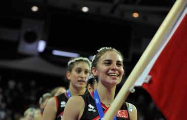 Damla Çakıroğlu: Tarih yazdık Dünya şampiyonu olan Yıldız Kız Voleybol Milli Takımının kaptanı Damla Çakıroğlu nun Dünya Şampiyonluğu ile ilgili görüşleri şöyle: Duygularımı ifade etmekte