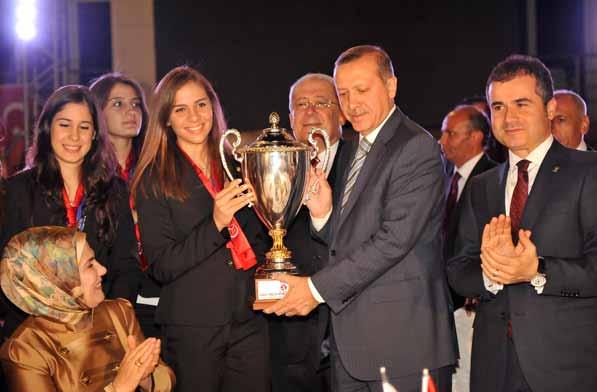 Haber ve Fotoğraflar: Hasan Kulaç Yıldızlar Başbakan la iftar yemeğinde Başbakan Recep Tayyip Erdoğan ın 2011 yılı içinde derece