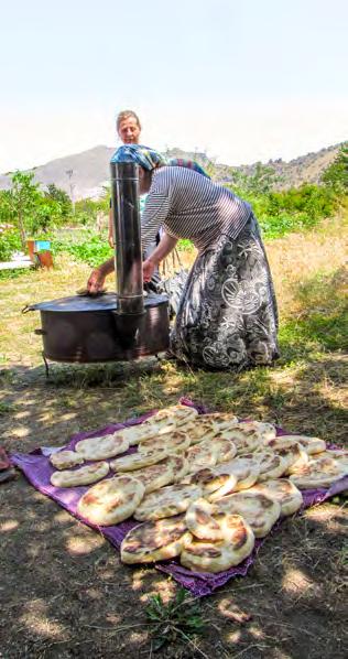 Gelenek Pekmezlik üzüm olarak ise şıraları bol olan cinsler tercih edilir ki bunların başında şireder ve rengi beyaz olduğu halde adı kara burcu olan üzüm gelir.