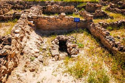 Höyüğün çapı 500 m, ova seviyesinden yüksekliği 20 metredir. Tepeyi dört yanından aşağı şehir, Karum çevirmiştir. Karum üç yönünde düz, ova şeklinde görülmekle beraber, doğu yönü ova seviyesinden 1.