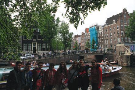İlkokul Amsterdam ı ziyaret edip Van Gogh gibi bir çok sanatçıyı etkileyen tarihi evlerini ve şehri çevreleyen kanalları gördük.