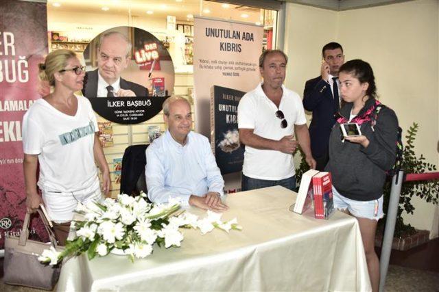 İmzaladı Genelkurmay eski Başkanı emekli Orgeneral İlker Başbuğ, 15 Temmuz Öncesi ve Sonrası adlı kitabını Bodrum da imzaladı.
