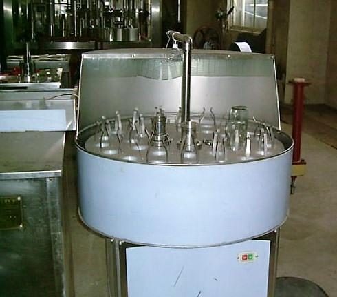 Cam veya Plastik şişelerin yıkamasında kullanılır. Steril dolum şartları için gereklidir.