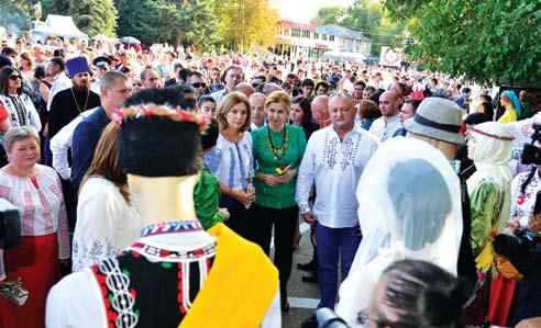 Milli giyimnerin Festivalin adıydı Gagauz Gergefi Milli giyimnerin Gagauz Gergefi I-ci Festivalinä toplandı üzlän insan.