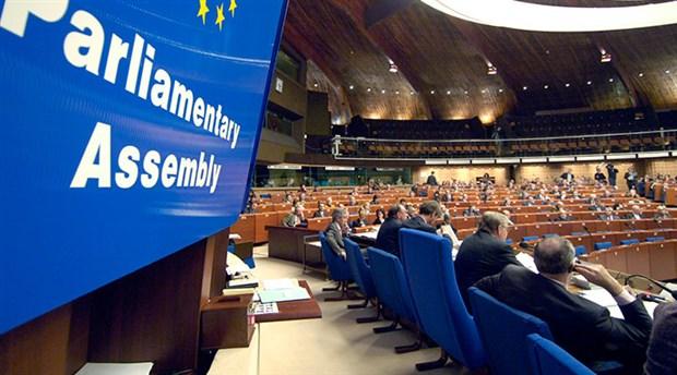 AKPM Türkiye yi siyasi denetim sürecine aldı Avrupa Konseyi Parlamenterler Meclisi (AKPM) Türkiye nin 2004'te çıktığı siyasi denetim sürecine yeniden alınmasına karar verdi.