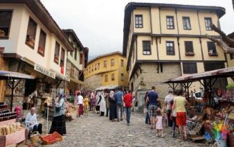 Cumalıkızık Köyü Osmanlı sivil mimarisinin en muhteşem örneklerini günümüze ulaştıran köyde, toplam 270 adet Osmanlı dönemi evi bulunmaktadır. 6.