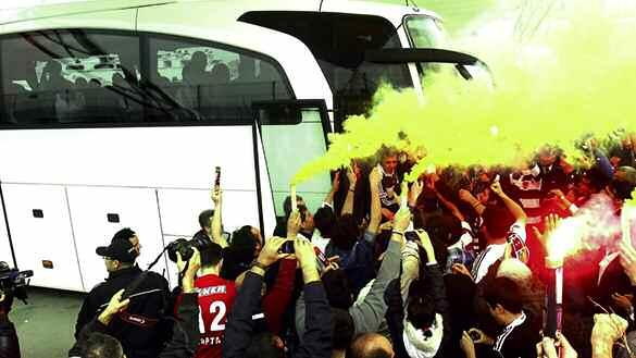 maçı için dün öğle saatlerinde özel feribotla Mudanya üzerinden Bursa'ya giden Beşiktaş Futbol Takımı, çok sayıda taraftar, meşaleler ve çiçeklerle karşılandı.