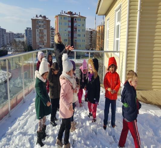 sıfırdan itfaiye geldi Bir bir ikiden ambulans geldi Bir beş beşten