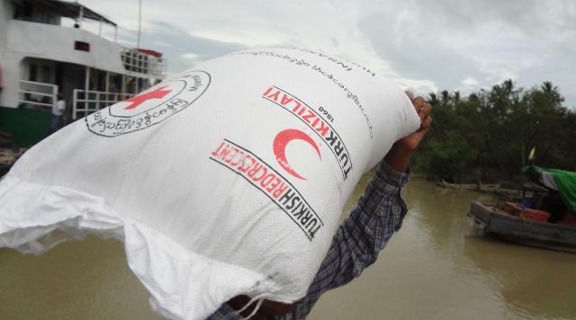 2.3. 2012 KURBAN KESİMİ VE DAĞITIMI FAALİYETLERİ Kurban Bayramı vesilesiyle, Bangladeş in Cox s Bazar bölgesinde, 4 farklı kampta yaşayan Rohingyalı Müslümanlar için 400 büyükbaş hayvan kesimi