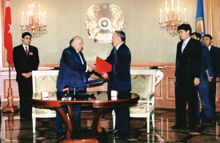 Kazakistan Devlet Başkanı Nursultan Nazarbayev in Türkiye Başbakanı Tansu Çiller ile görüşmesi. Davos, Ocak 1995.