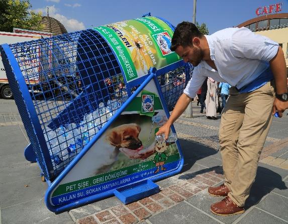 . Birde dört ayaklı dostlarımız için mama ve su kabı ilave