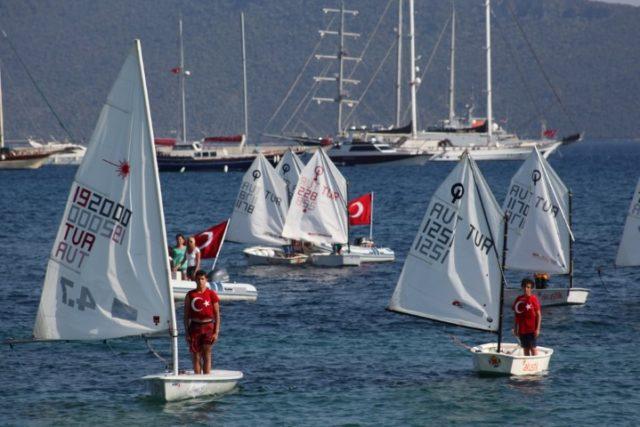 30 tekne yaklaşık 300 sporcu Ege denizine yelken açtı.