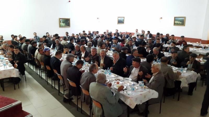 İftar Yemeği Dörtdivan Belediyesi tarafından Kültür Merkezinde iftar yemeği verildi.