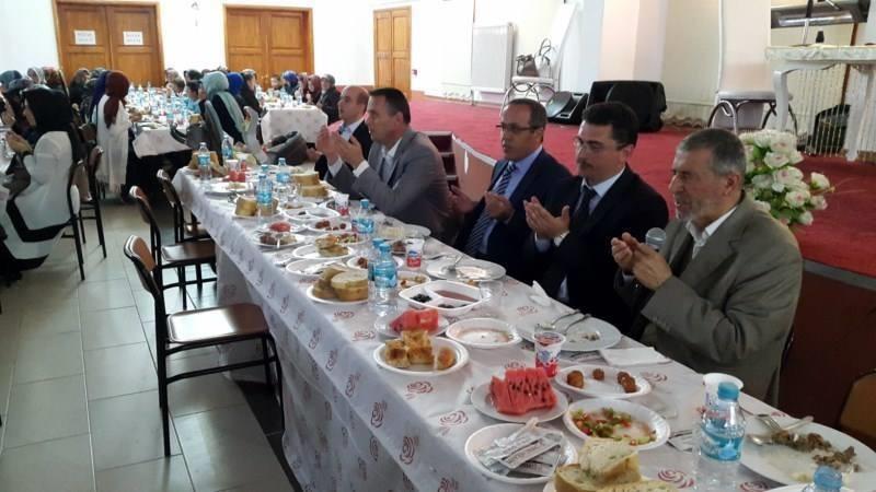 ilk olan iftar yemeğine İlçe Kaymakamımız, AK parti ilçe teşkilatı, Belediye Meclis Üyelerimiz,