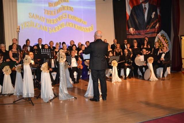 Konserde Müzeyyen Senar anısına da Feraye adlı türküyü Naime Özdemir