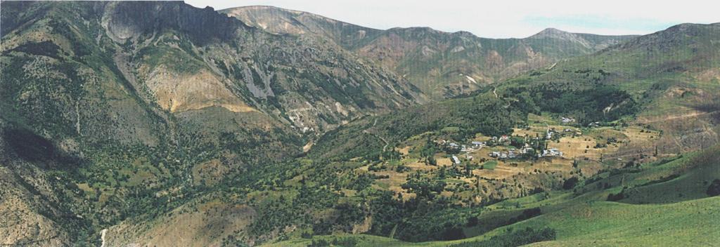 HAYATIN İÇİNDEN YAYLA GÜNLÜĞÜM Benim için uzunca sayılabilecek bir süre eşimin doğduğu yaylada; onunla ve onun geldiği kültürden insanlarla zaman geçirdim.