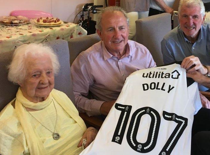 107 YAŞINDAKİ TARAFTAR Britanya nın en yaşlı futbol taraftarıyla tanışın. Dolly Smith, 107 (yüz yedi) yaşında. Ada nın bilinen en yaşlı taraftarı.