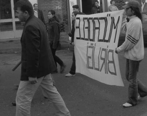 SES baþta olmak üzere iþçi ve emekçi sendikalarý, sivil toplum örgütleri ve çeþitli dergi çevrelerinin katýldýðý eyleme bizler de pankartýmýzla katýldýk.