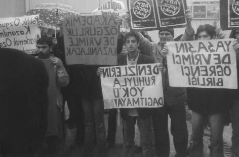 Yeni Evrede Haber Antep te YÖK Protestosu 6 Kasým günü, Antep Adliyesi ö- nünde toplanan Antepli öðrenciler, YÖK e karþý bir basýn açýklamasý gerçekleþtirdiler.