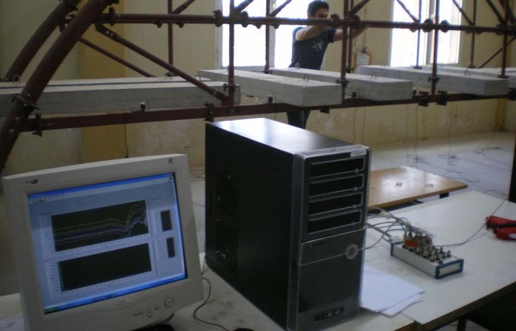 51 Sunulan bu yüksek lisans tez çalışmasında, çelik model köprüde test tanımlama işlemi yapılmıştır (Caicedo, 2011). Deney esnasında köprü, ani darbe ve ortamsal titreşim ile uyarılmıştır.