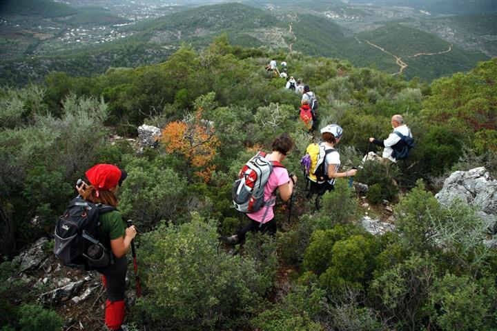 KARAHAN: BODRUM UN BİR SAHİBİ VAR DEDİ Bodrum kamuoyunun bir süredir gündeminde yer alan işgal eden Ortakent-Yahşi Mahallesi nde yapılmak istenen İslam Tanıtım Ve Bilgilendirme Merkezi ile Mumcular