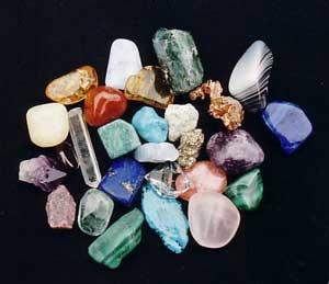 Aynı minerallerden oluşan taşların yanında birkaç farklı mineralden oluşan taşlarda vardır. Taşların rengini yapısındaki mineraller belirler. Aynı mineralden oluşan taşlara tek renklidir.