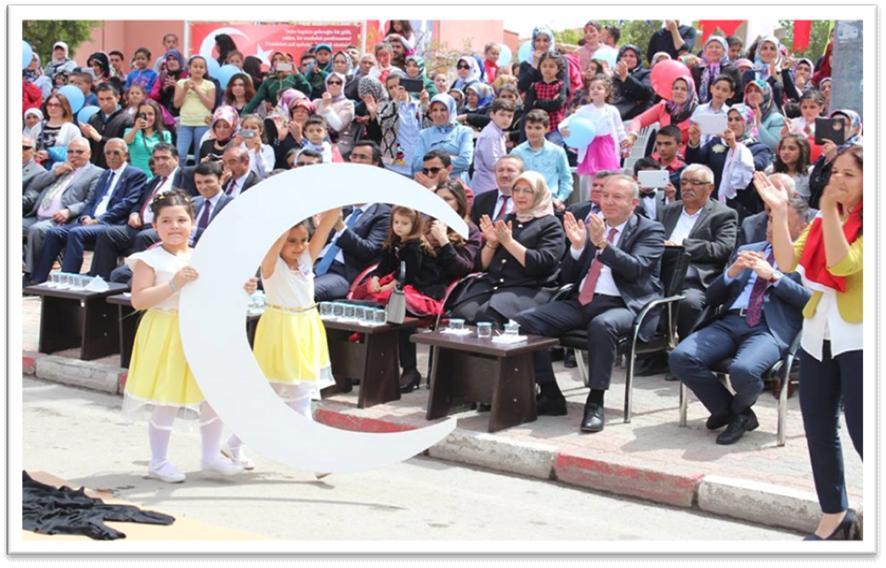 3 Nisan Ulusal Egemenlik ve Çocuk Bayramı 3 Nisan 6 Tarihinde Atatürk Meydanı'nda düzenlenen kutlamalara Kaymakam Mitat Gözen, Garnizon Komutanı