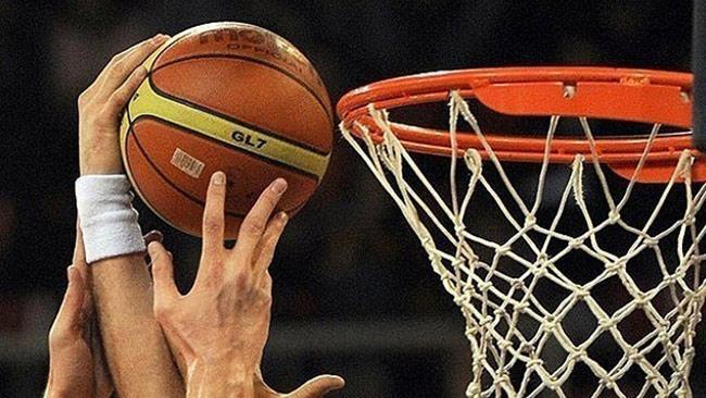 Basketbol elle oynanır ve atılan top yukarıdan çembere girip fileden geçerek aşağıya düşünce sayı olur. Basketbol topunun çevresi yaklaşık 75-78 cm, ağırlığı 600-650 gramdır.