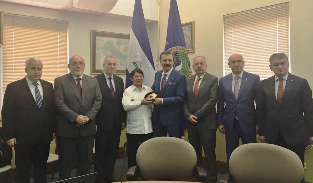 iber-amerika Odalar Birliği Yönetim Kurulu toplantısı nedeniyle Nikaragua nın başkenti Managua da bulunan TOBB Başkanı Hisarcıklıoğlu, Nikaragua Devlet Başkanı Daniel Ortega ile