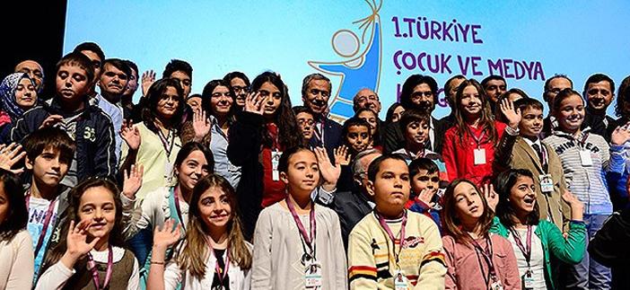 Çocukları iyi yetişen milletin korkmasına gerek yok Kasım 14, 2013-11:01:31 Başbakan Yardımcısı Bülent Arınç, "Çocuğa yatırım yapan, onu koruyan ve iyi yetiştiren toplumlar her zaman başarılı olmuş,