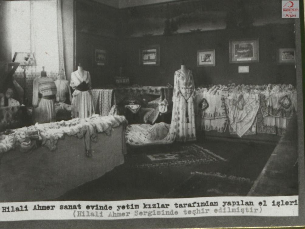 Hilâl-i Ahmer Cemiyeti Hanımlar Merkezi Dâr-üs-Sanâ ası Resim III: 1917 yılında Mekteb-i Sultani de düzenlenen Uluslararası Hilâl-i Ahmer