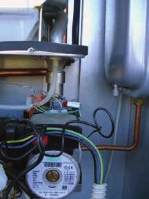 Marec 2013 61 Primer kotla z aluminijastim prenosnikom toplote, ki je v ogrevalni sistem povezan z bakrenimi cevmi. nosnikom toplote, ki je v ogrevalni sistem povezan z bakrenimi cevmi.