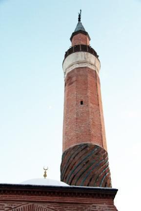 Minarenin şerefe altı sade bir görünümdedir (Resim 4.87). a. Minare b.
