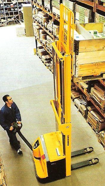 Stacker Elektrikli El İstif Makinesi Bu makineleri, yaya yürümeli veya yürümesiz olarak ikiye ayırabiliriz.