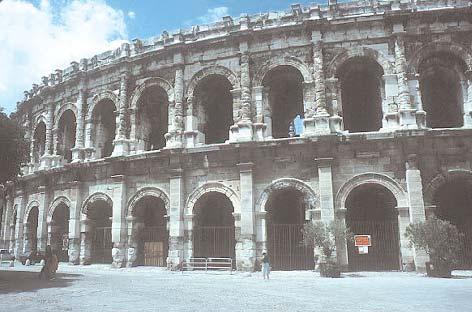 Amfitiyatro-Arena: M. Ö. 1. yy da Roma ve Pompei de rastlan lan bu türe örnek olarak Ro-ma daki Colosseum(Kolezyum) verilebilir (Resim 59).